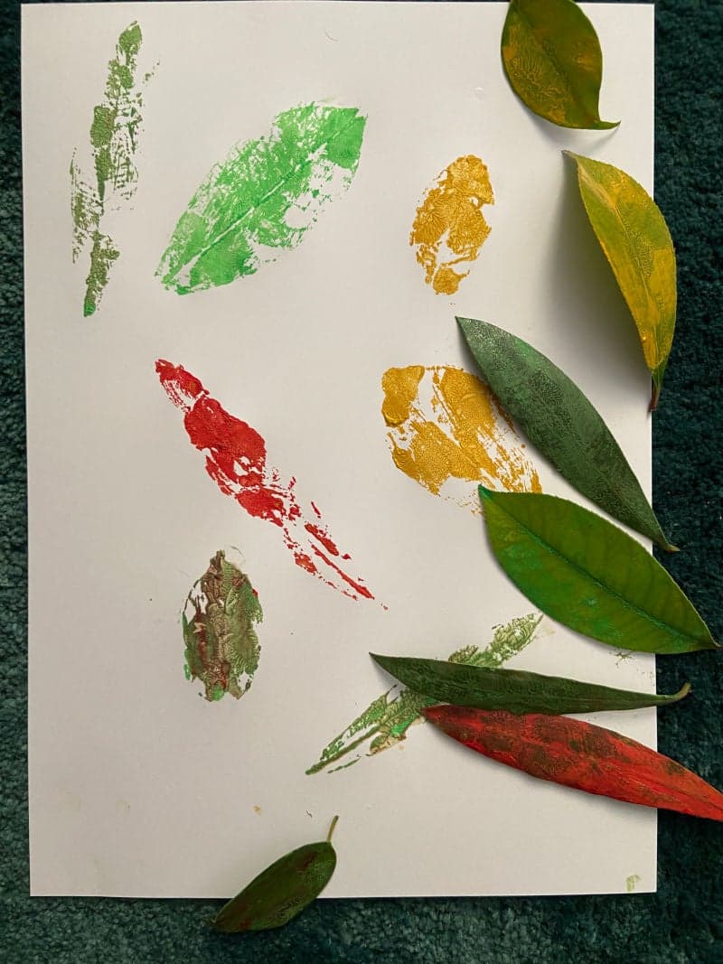 Crafts for kids. Educational material. Leaf painting. Paper. Leaves. Colors.
