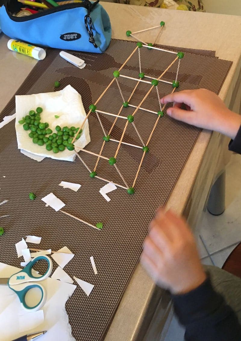 Εκπαιδευτικό παιχνίδι για παιδιά προσχολικής ηλικίας με αρακά και οδοντογλυφίδες. Δημιουργία σχημάτων. Educational play for preschoolers with peas and toothpicks. Learning shapes.