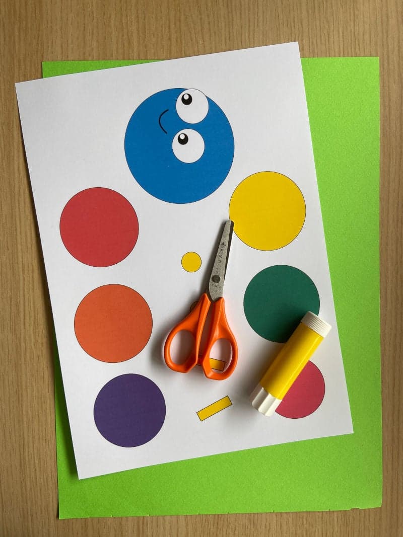 Craft for kids preschool kindergarten. Educational play for toddlers for preschool. Learning colors. Learning the circle activity. The colorful Caterpillar. Free printable material. Glue. Scissors.