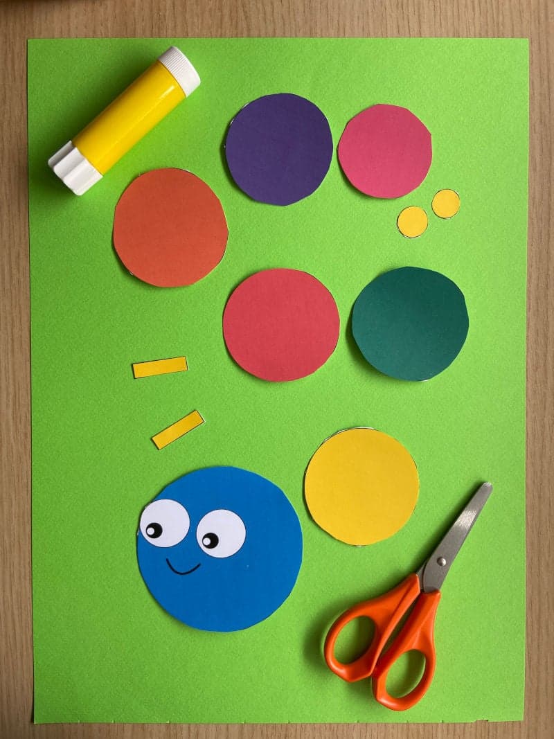 Craft for kids preschool kindergarten. Educational play for toddlers for preschool. Learning colors. Learning the circle activity. The colorful Caterpillar. Free printable material. Glue. Scissors.